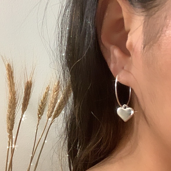 l a s t  one|  silver heart mini hoop earrings🤍✨ - Picture 2 of 7